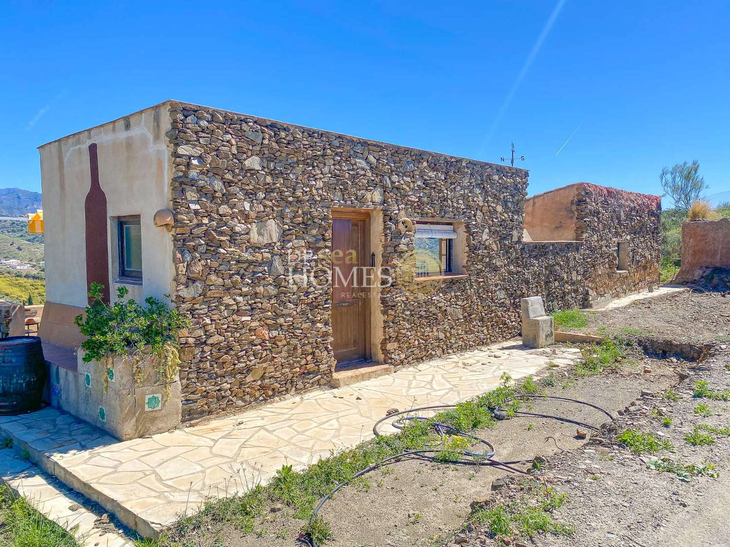 2 small farmhouses on a plot with beautiful views