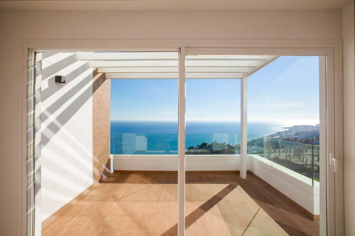 Atico con enorme terraza con increibles vistas al mar en en venta en torrox costa