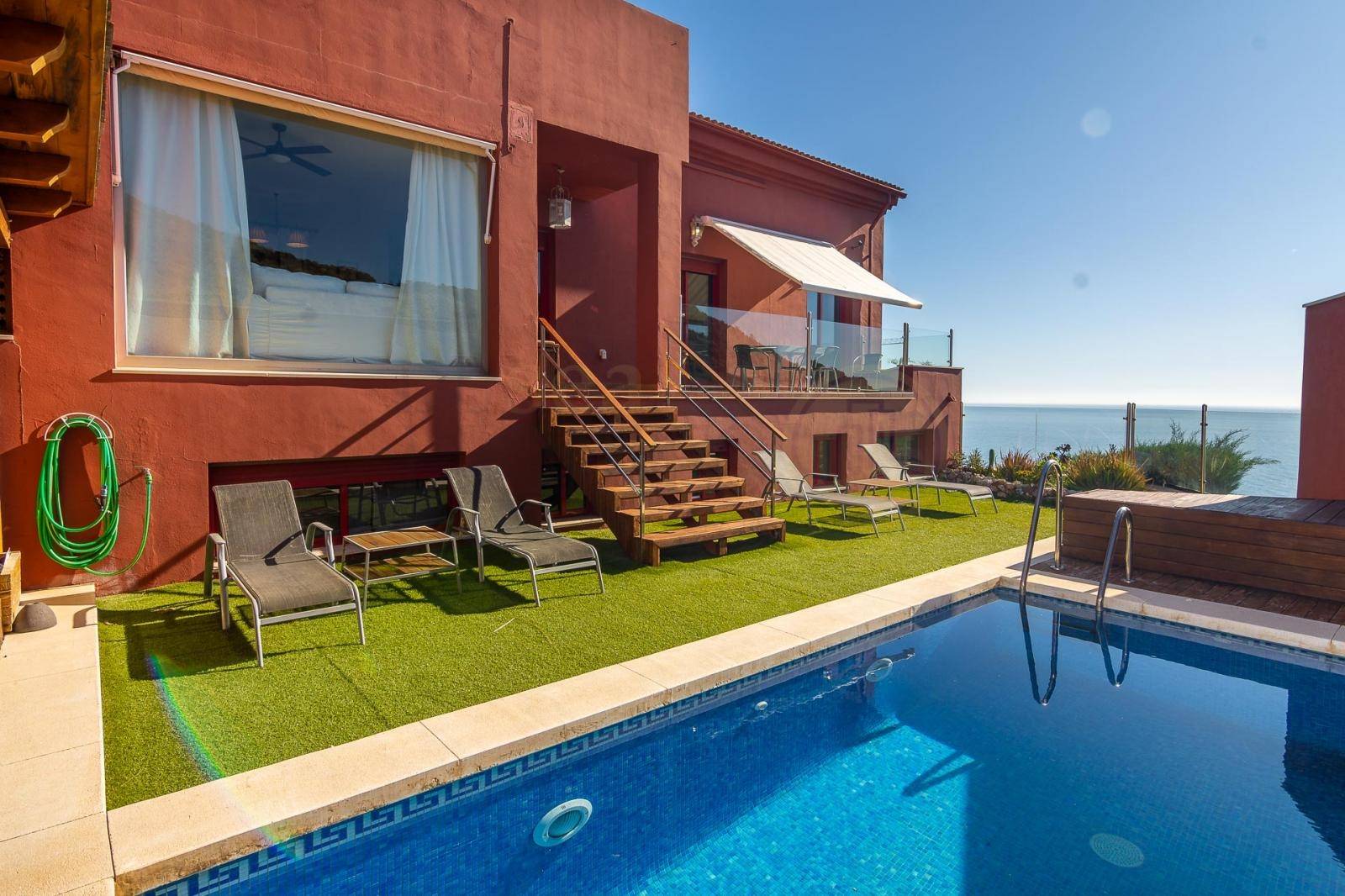 Huis te koop in Nerja met een ongelooflijk uitzicht op zee, zwembad en privégarage