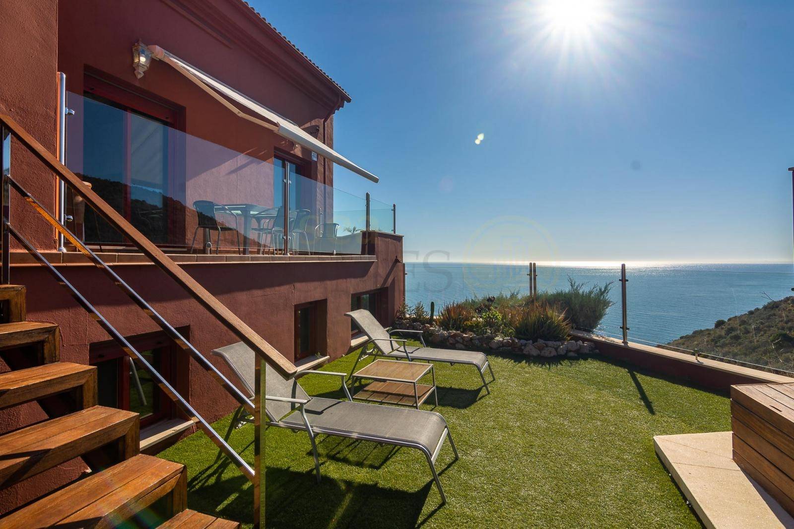 Casa en venta en Nerja con increíbles vistas al mar, piscina y garaje privado