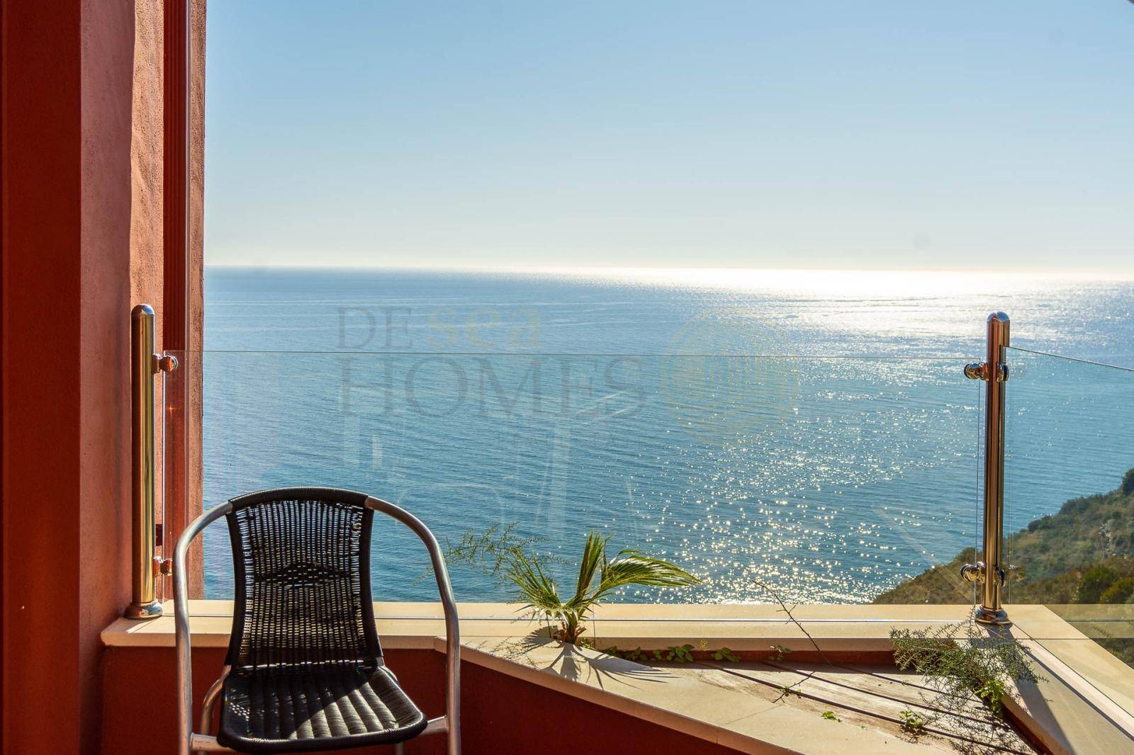 Casa in vendita a Nerja con incredibile vista sul mare, piscina e garage privato
