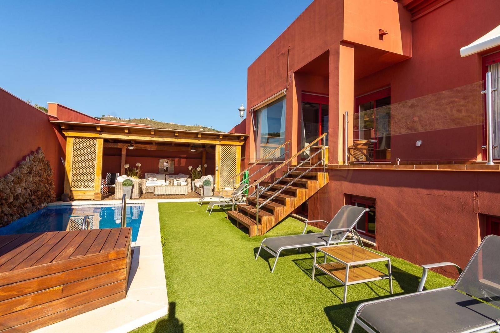 Maison à vendre à Nerja avec vue incroyable sur la mer, piscine et garage privé