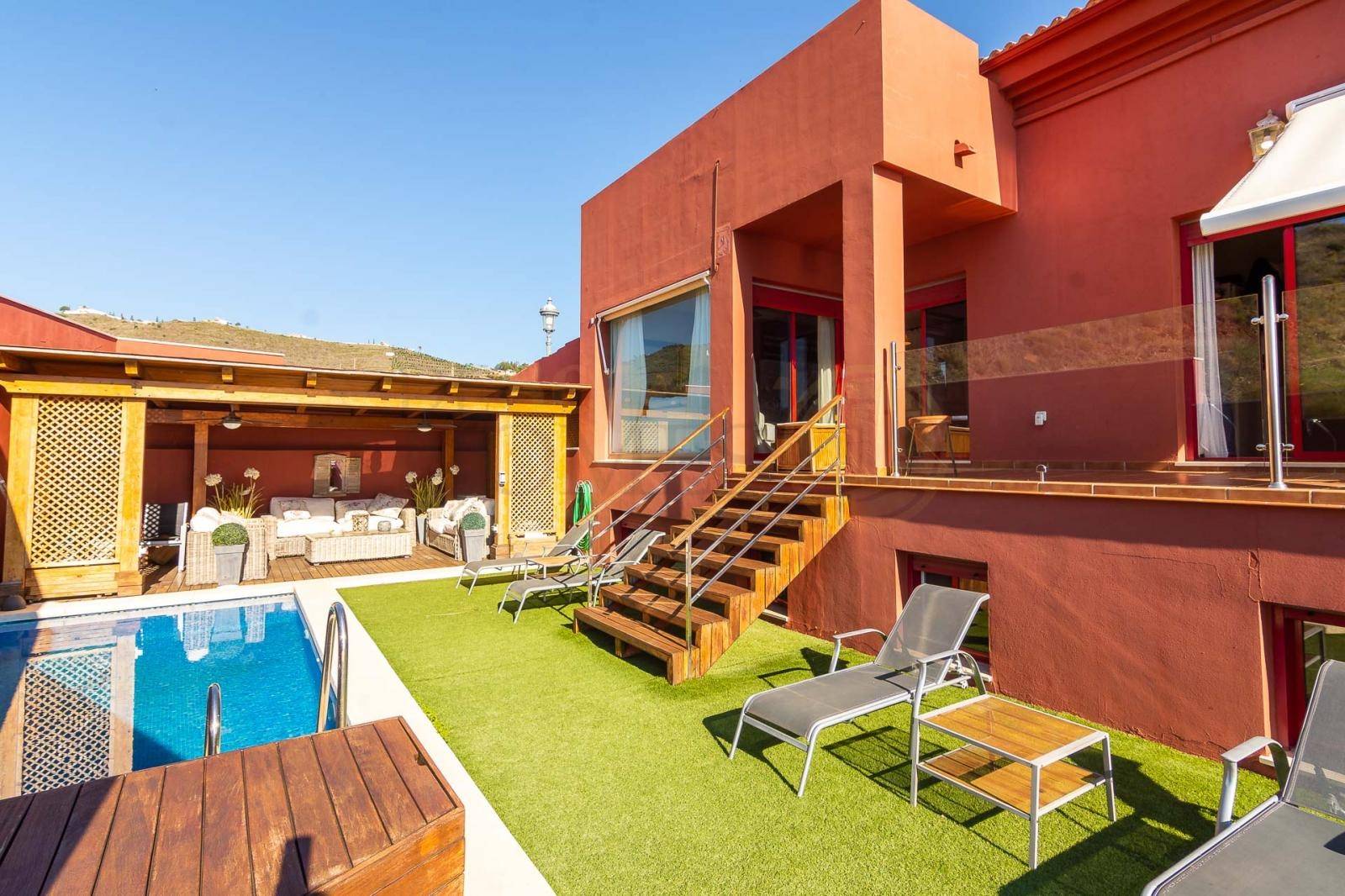 Hus til salg i Nerja med utrolig havudsigt, swimmingpool og privat garage