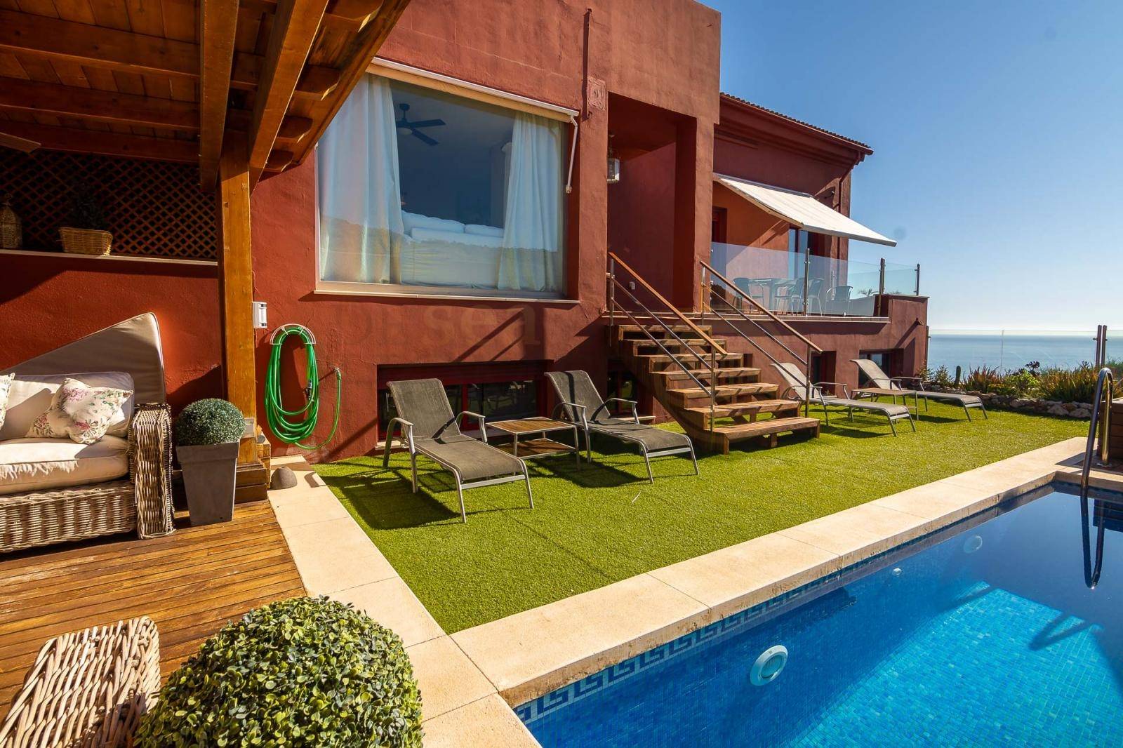 Maison à vendre à Nerja avec vue incroyable sur la mer, piscine et garage privé