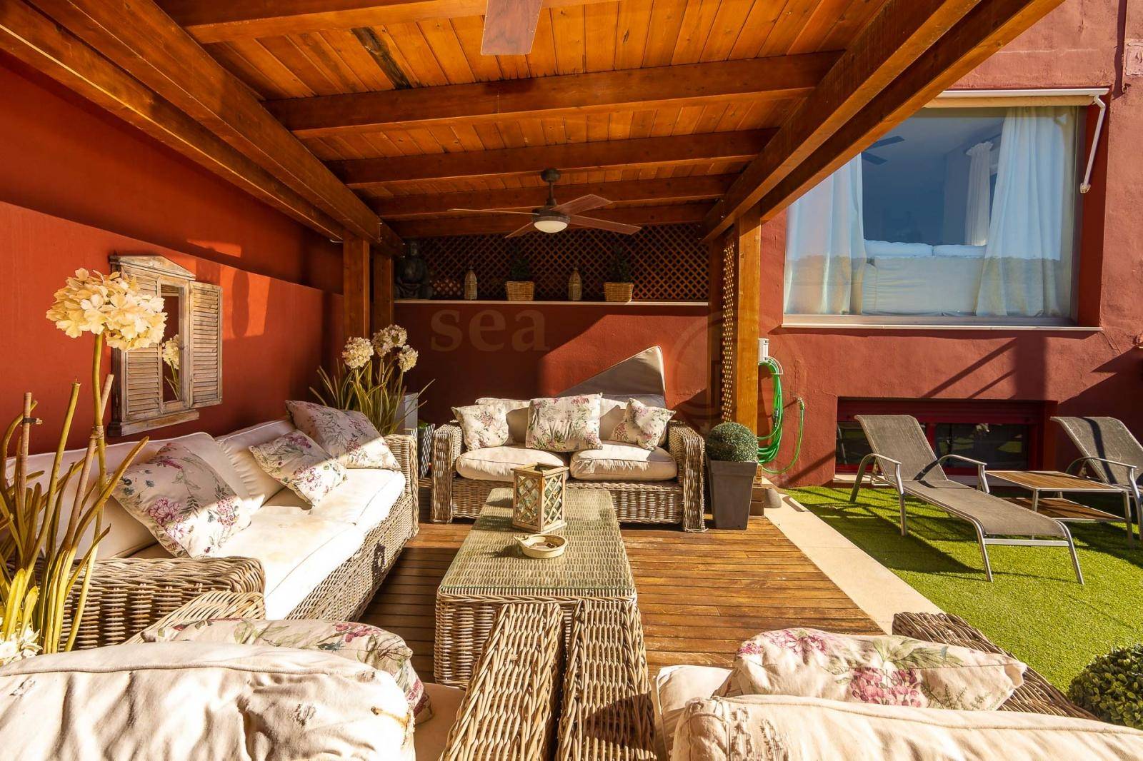 Casa en venta en Nerja con increíbles vistas al mar, piscina y garaje privado