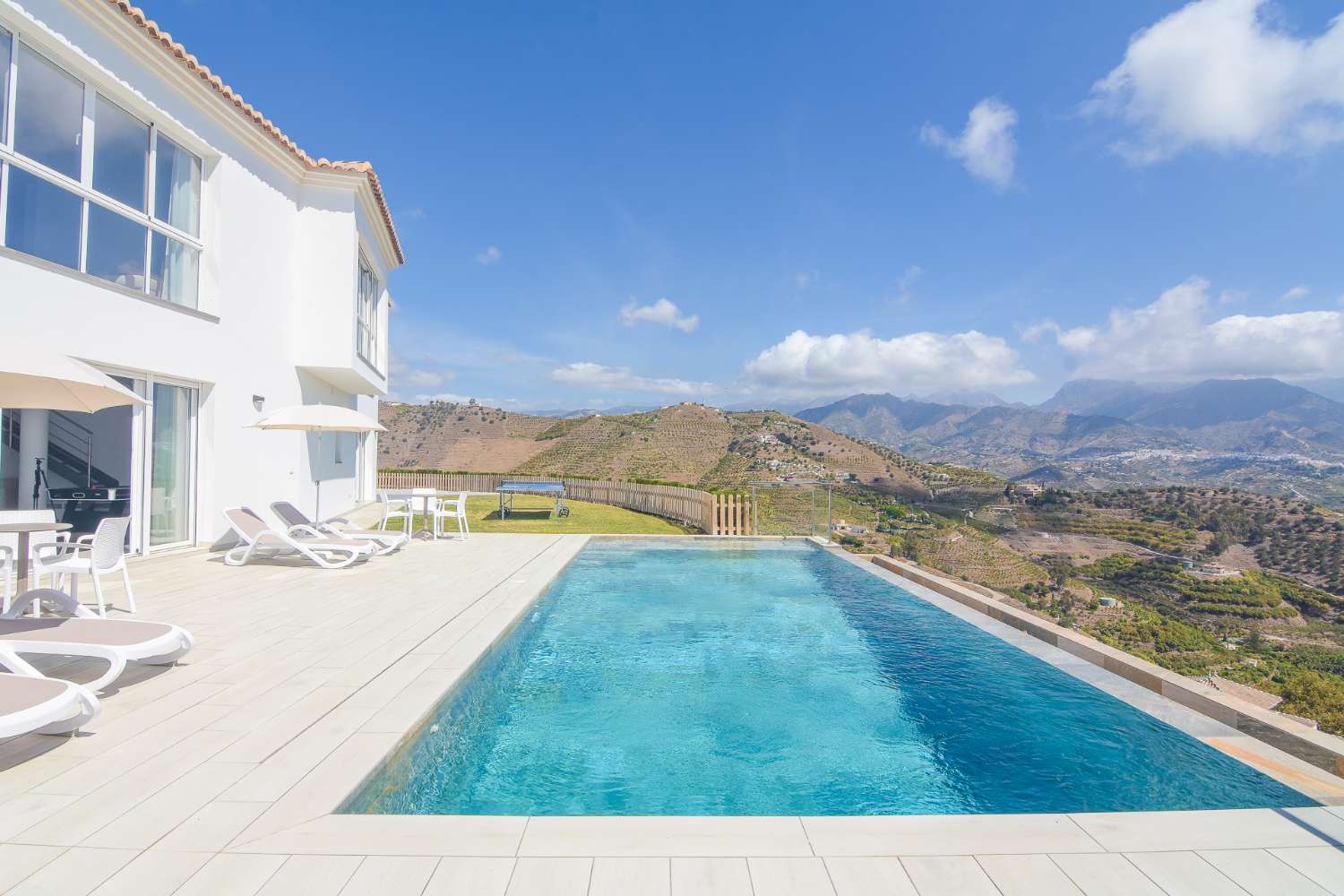 villa independiente con panorámicas vistas al mar