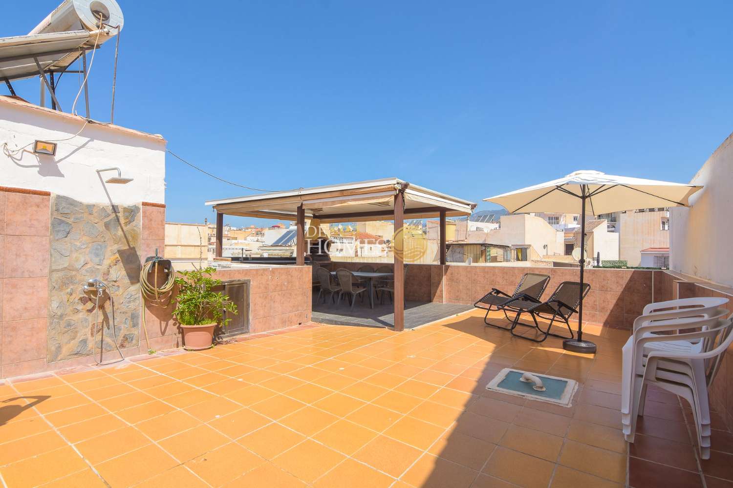 Spacious apartment with 4 bedrooms and a private terrace in the center of Nerja