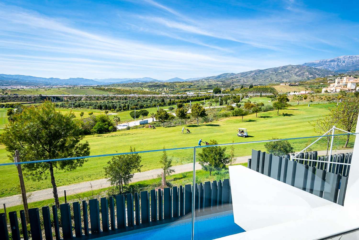 Neues Projekt moderner Doppelhaushälften mit Blick auf den Golfplatz