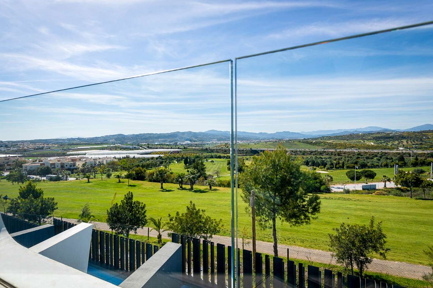 Neues Projekt moderner Doppelhaushälften mit Blick auf den Golfplatz