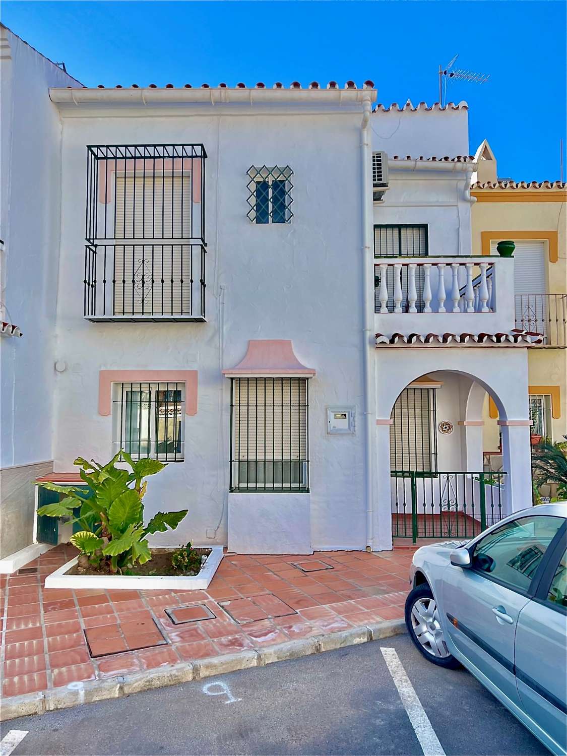 Casa Adosada En Bonita Urbanización