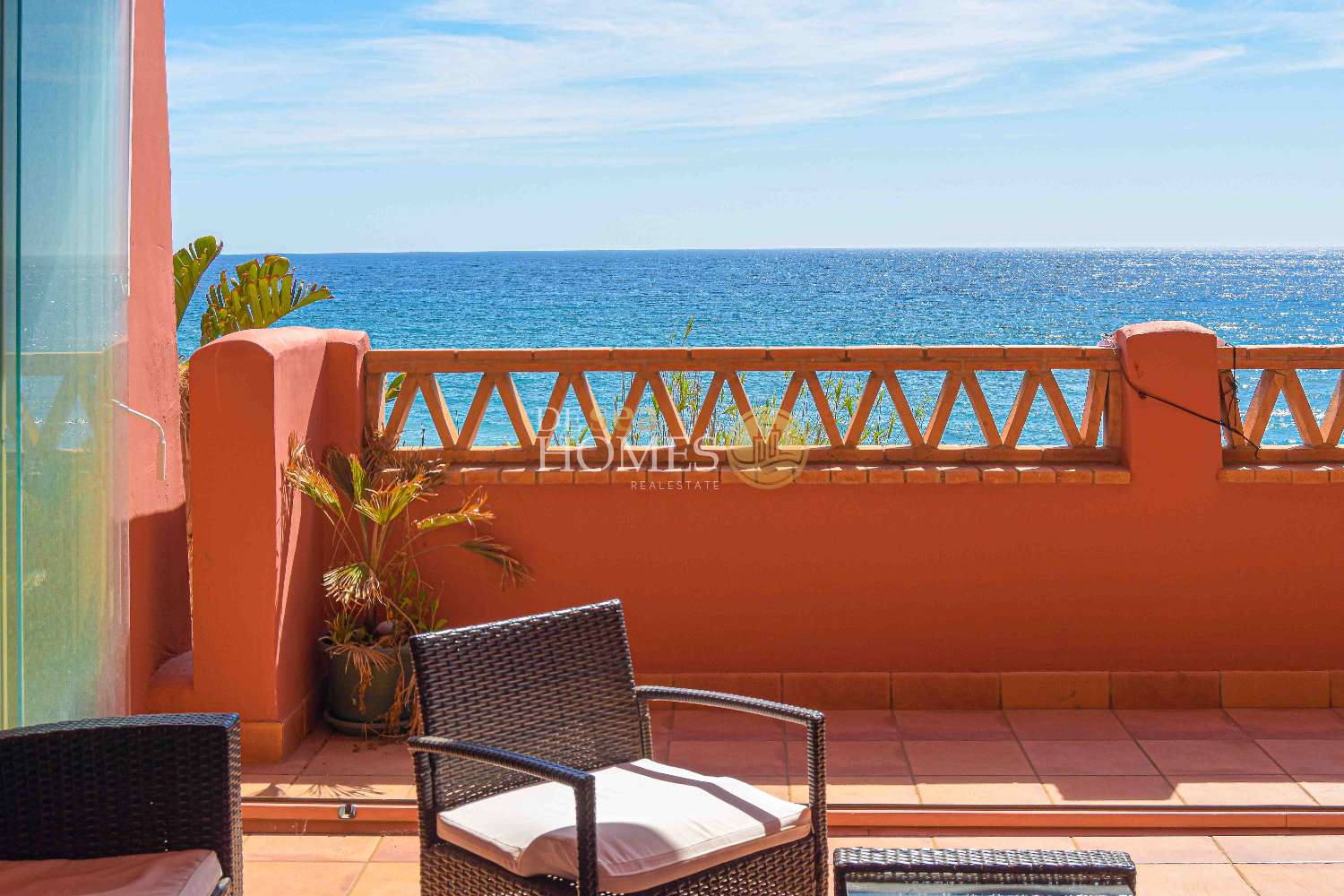 Apartamento único con increíbles vistas al mar en la lujosa urbanización punta del faro
