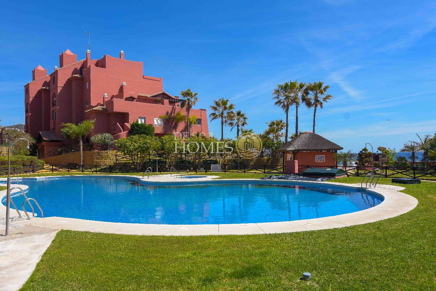 Apartamento único con increíbles vistas al mar en la lujosa urbanización punta del faro