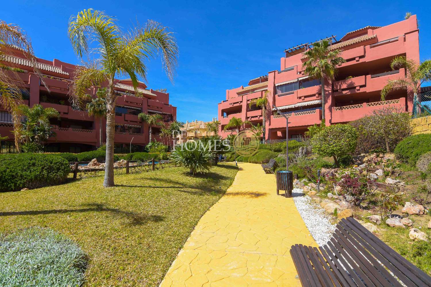 Apartamento único con increíbles vistas al mar en la lujosa urbanización punta del faro