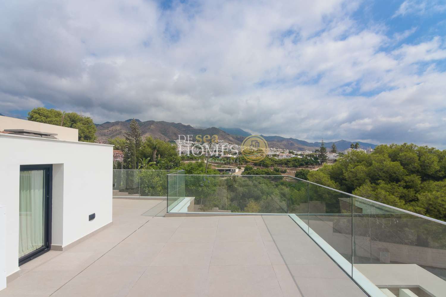 Hochmoderne Villa mit Garage und privatem Pool in Nerja