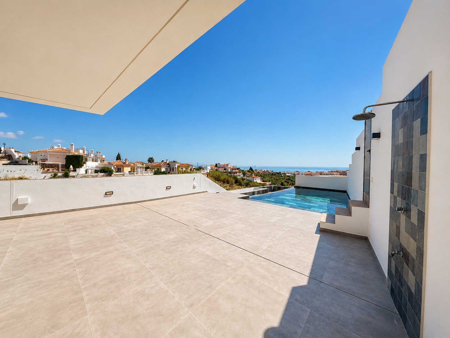 Villa de lujo con 3 dormitorios, vistas al mar y orientación sur