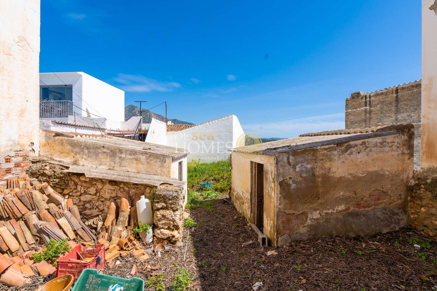 Casa con gran jardín y mucho potencial en el corazón de Maro