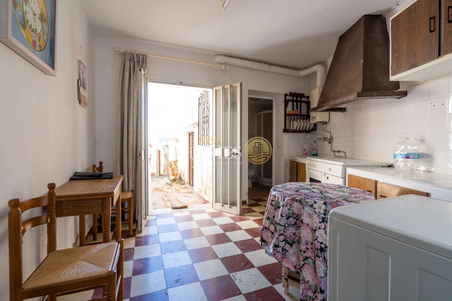 Casa con gran jardín y mucho potencial en el corazón de Maro