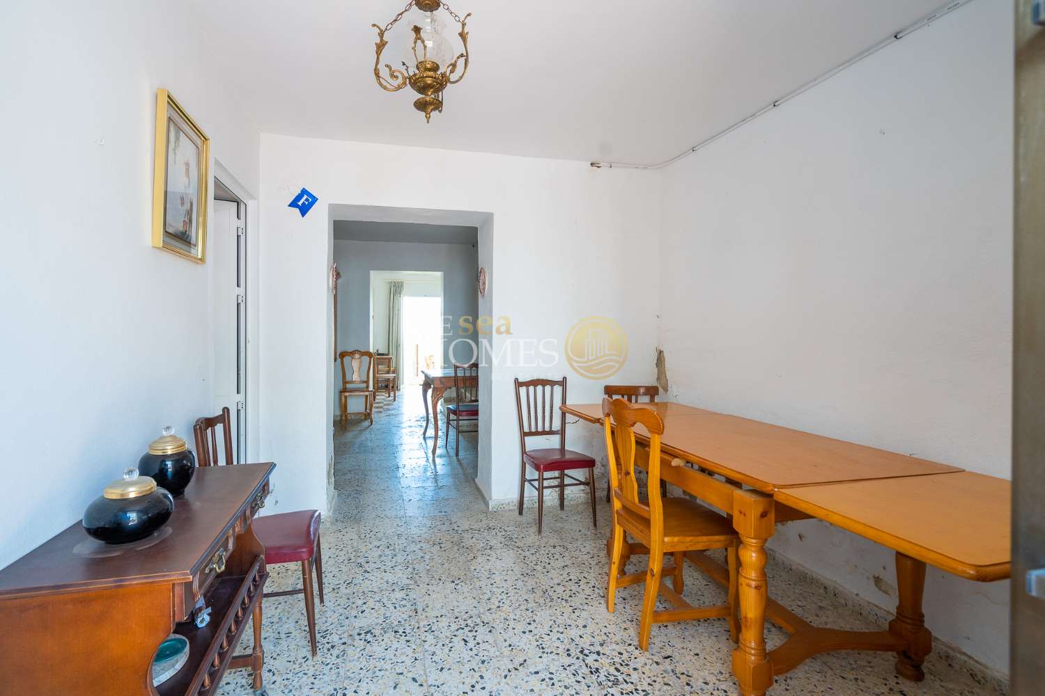 Casa con gran jardín y mucho potencial en el corazón de Maro