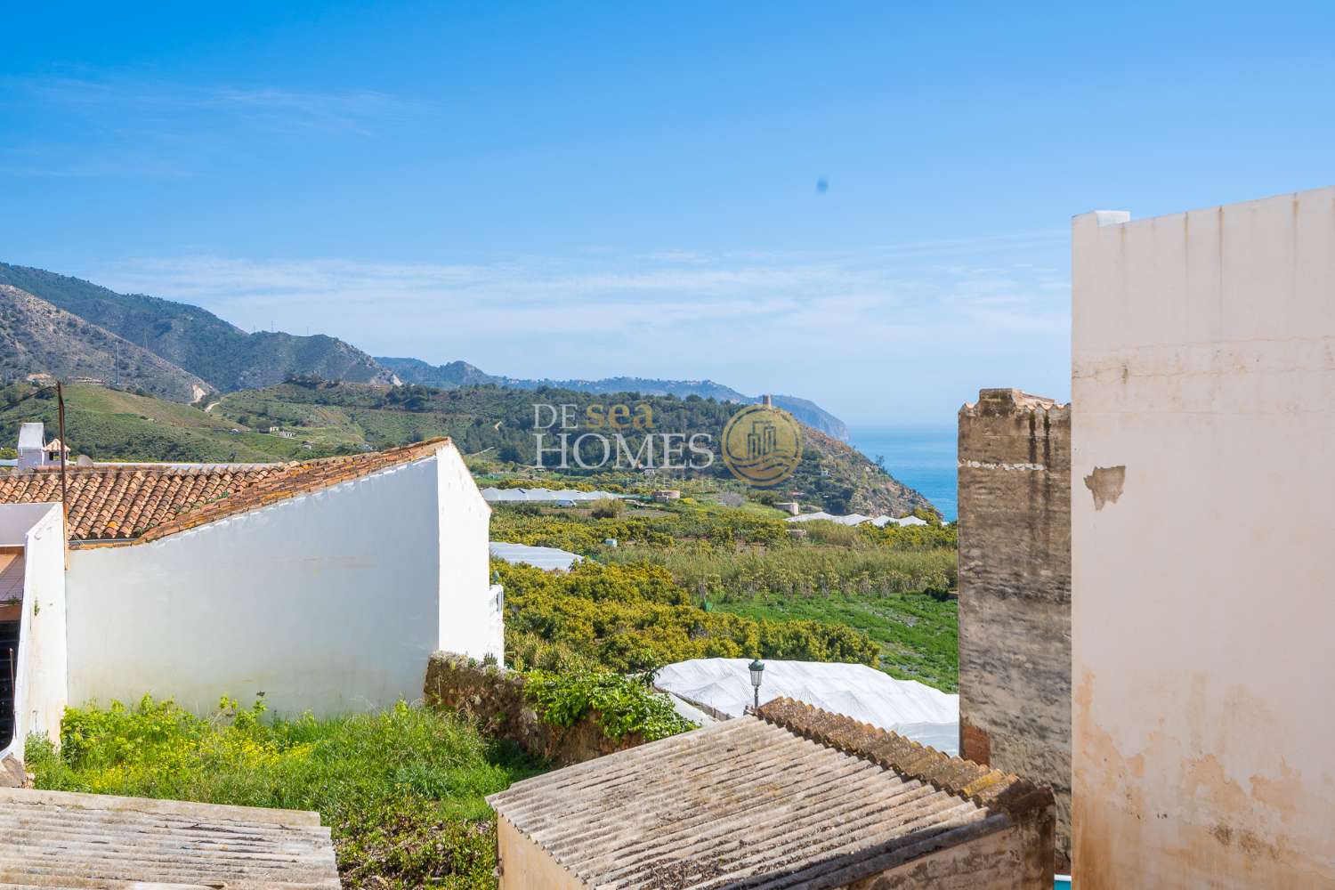 Casa con gran jardín y mucho potencial en el corazón de Maro