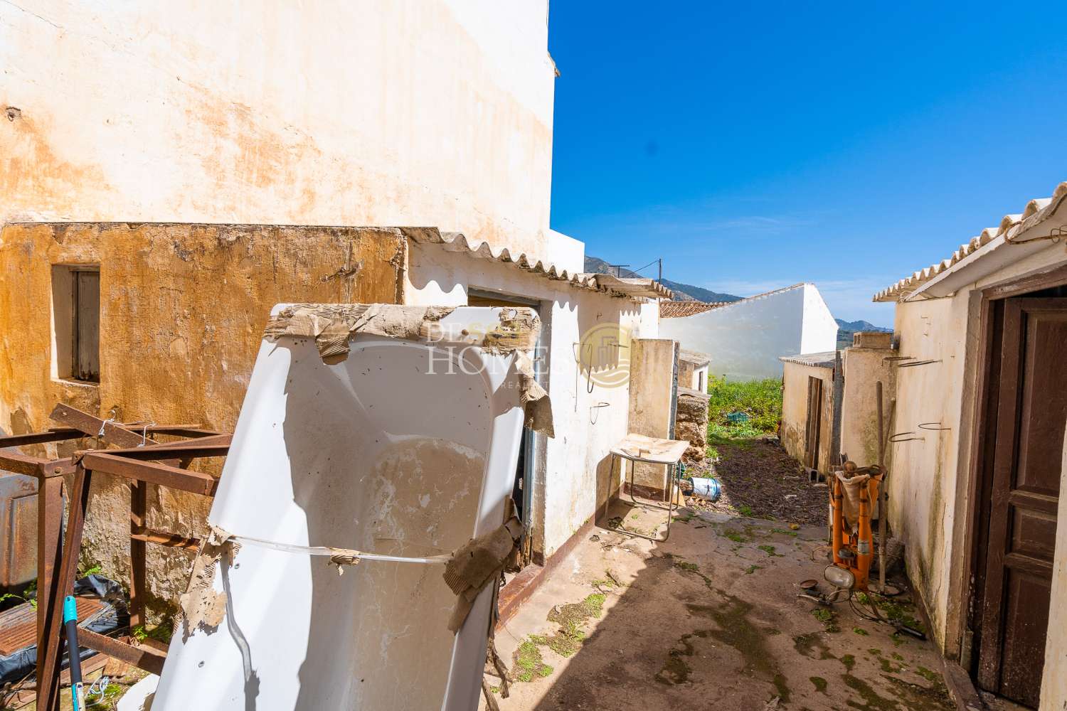 Casa con gran jardín y mucho potencial en el corazón de Maro