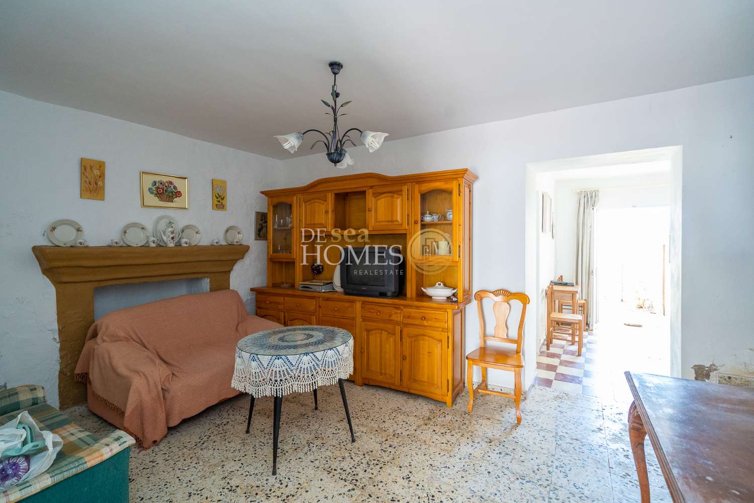 Casa con gran jardín y mucho potencial en el corazón de Maro