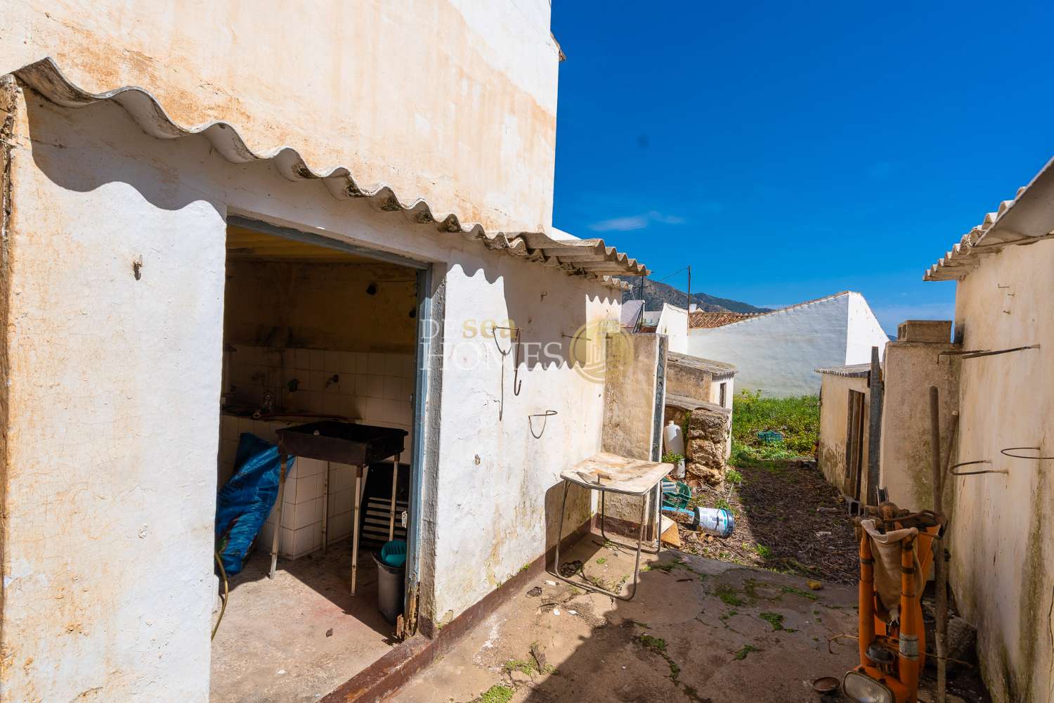 Casa con gran jardín y mucho potencial en el corazón de Maro