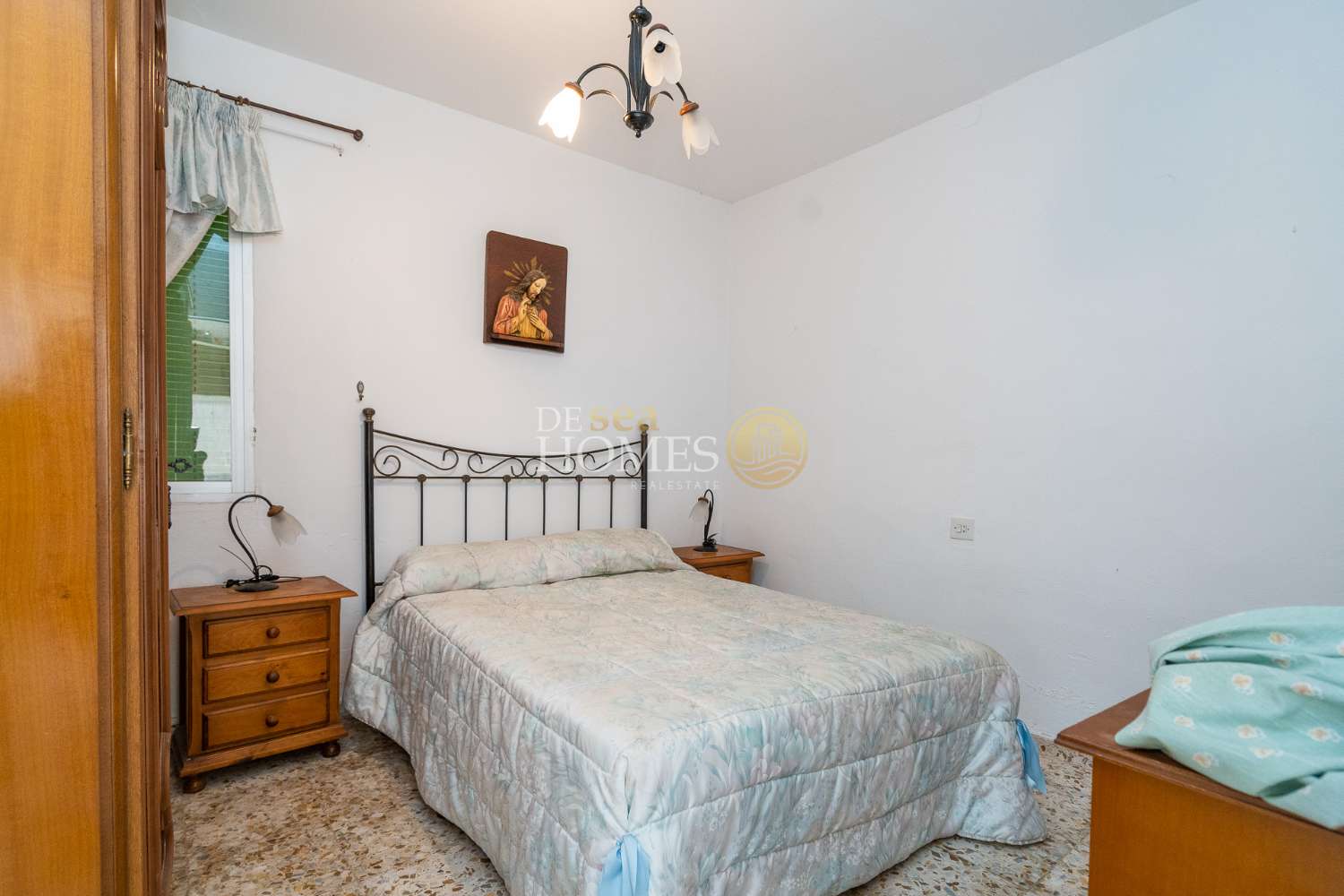 Casa con gran jardín y mucho potencial en el corazón de Maro