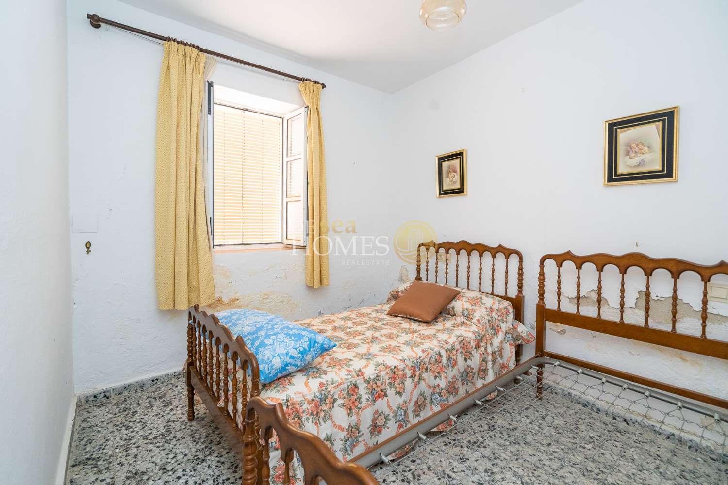 Casa con gran jardín y mucho potencial en el corazón de Maro