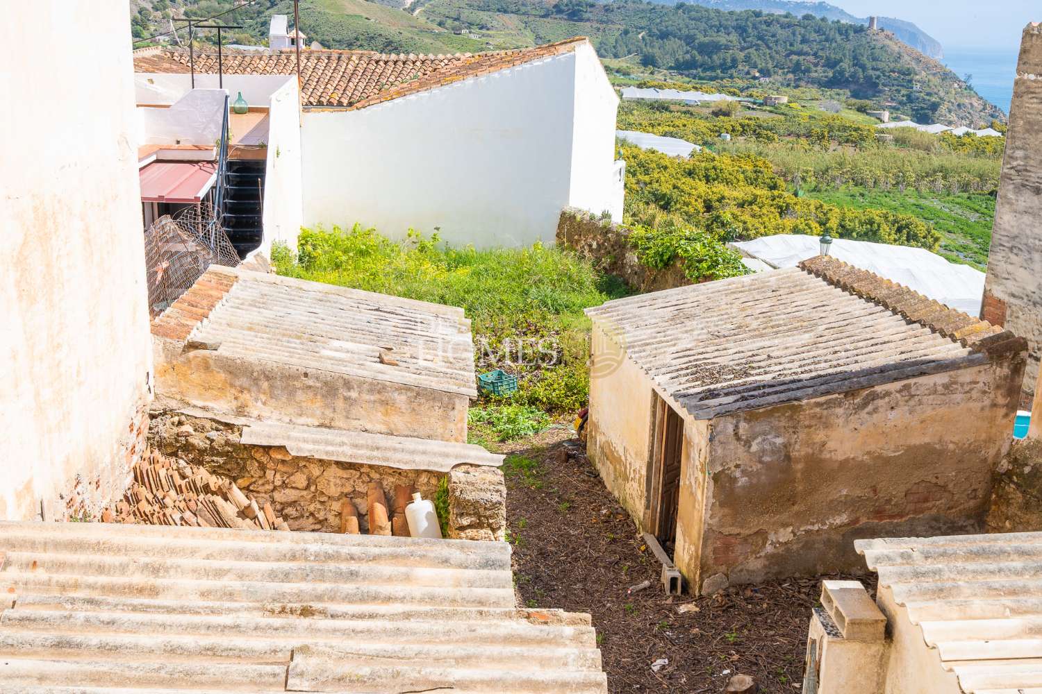 Casa con gran jardín y mucho potencial en el corazón de Maro