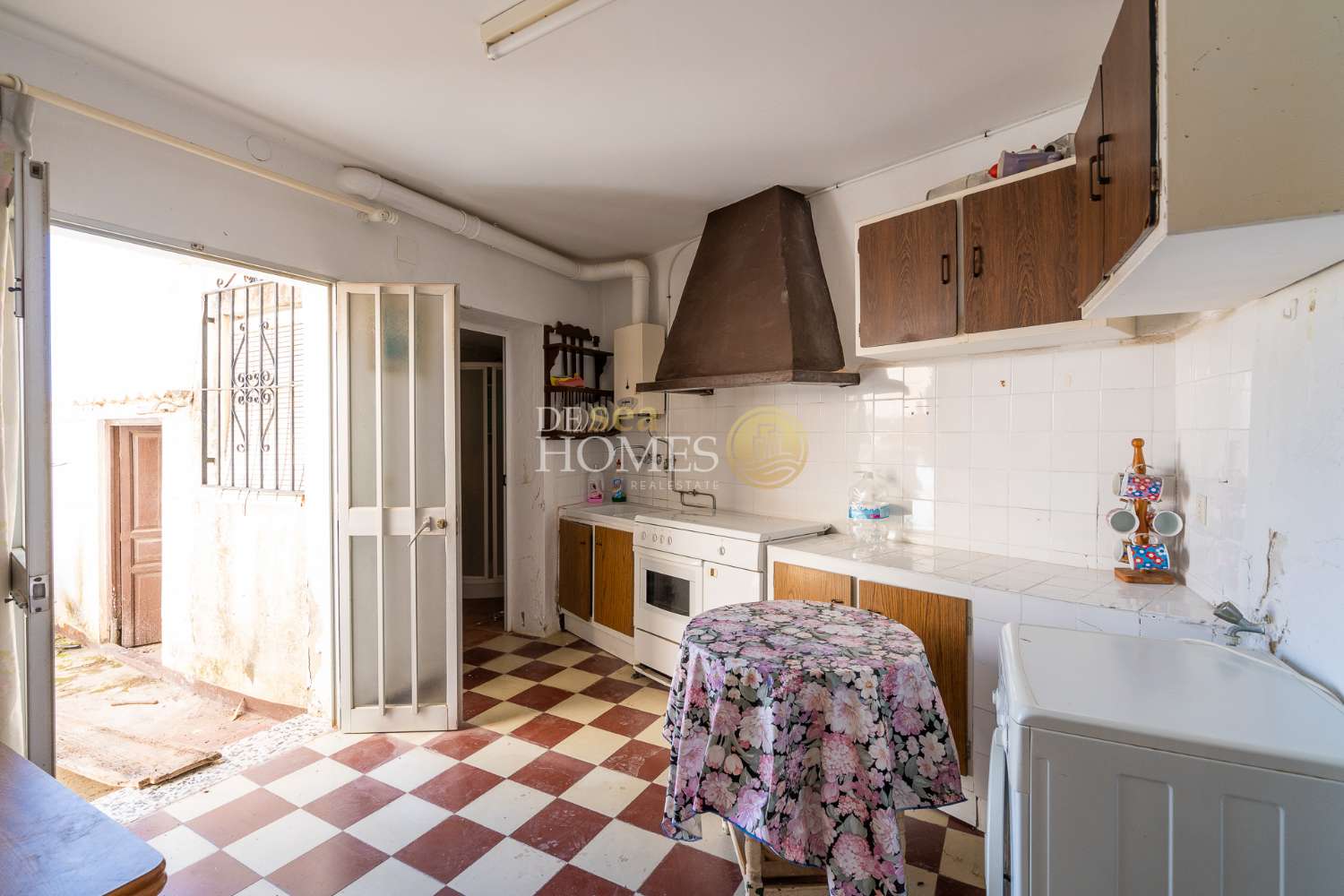Casa con gran jardín y mucho potencial en el corazón de Maro