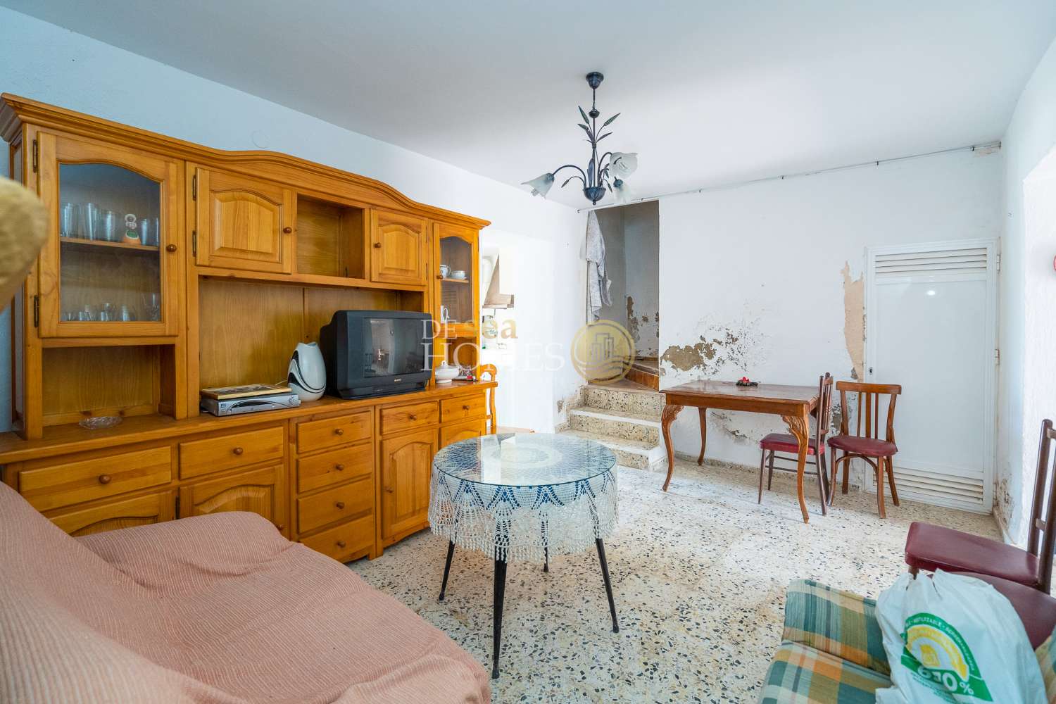 Casa con gran jardín y mucho potencial en el corazón de Maro