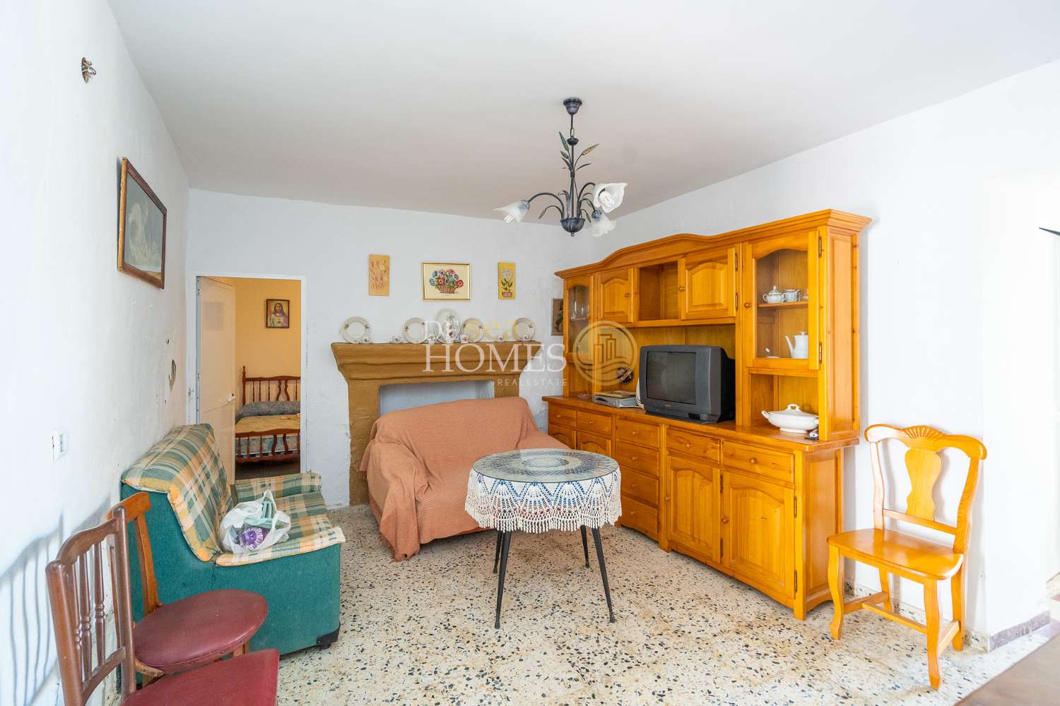 Casa con gran jardín y mucho potencial en el corazón de Maro