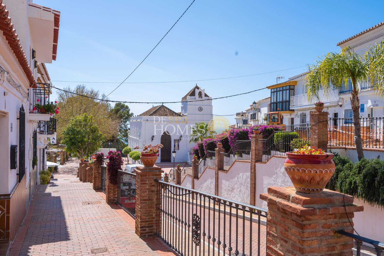 Casa con gran jardín y mucho potencial en el corazón de Maro