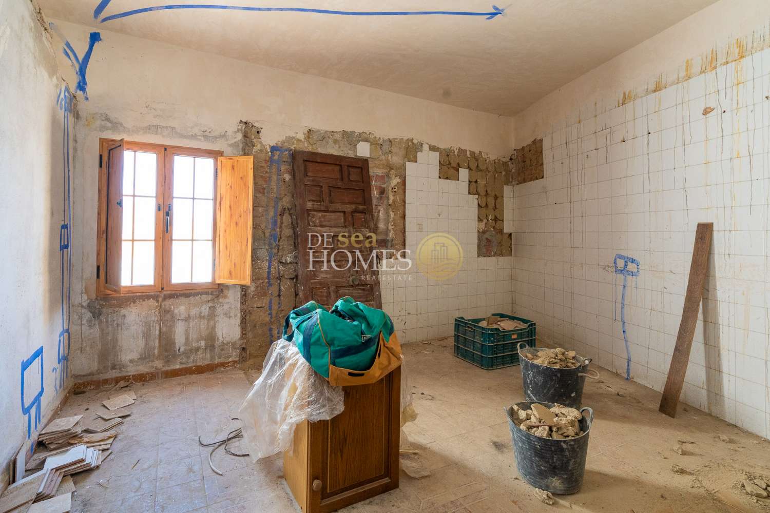 Casa con gran jardín y mucho potencial en el corazón de Maro