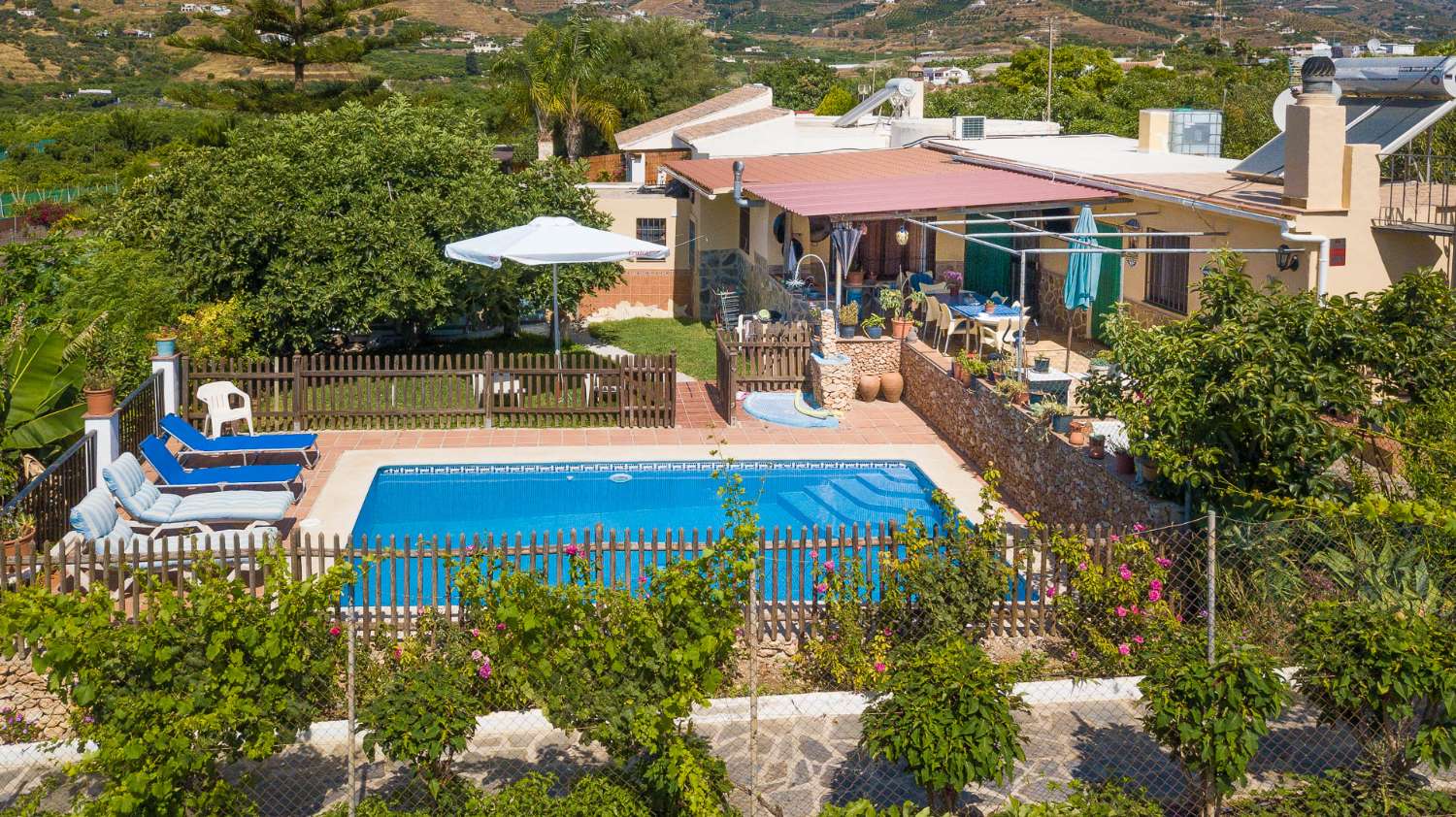 Landhaus mit Swimmingpool und Obstbäumen nur 1 km vom Zentrum von Nerja entfernt