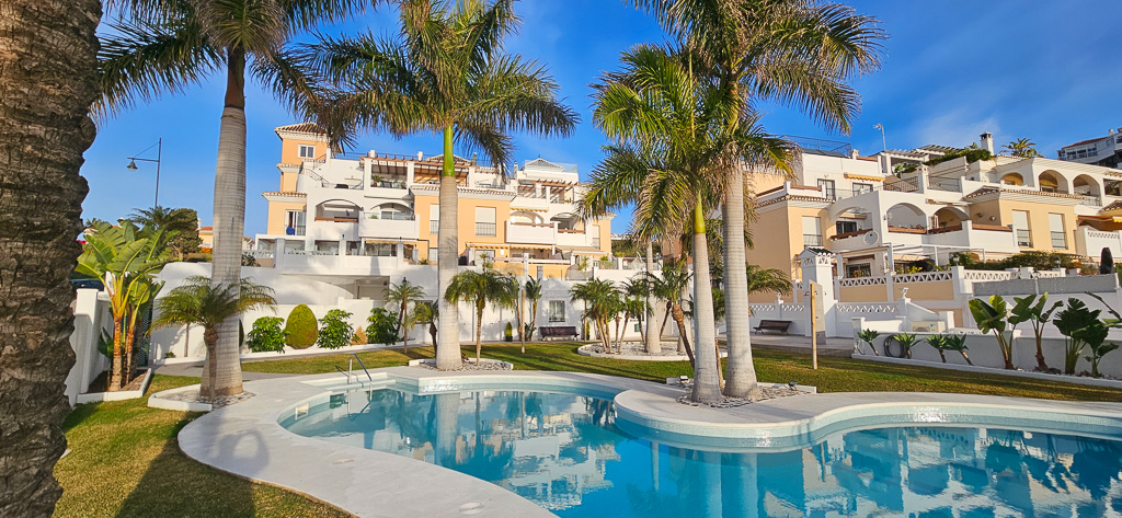 Nuevo complejo de apartamentos con vistas al mar en segunda linea de playa