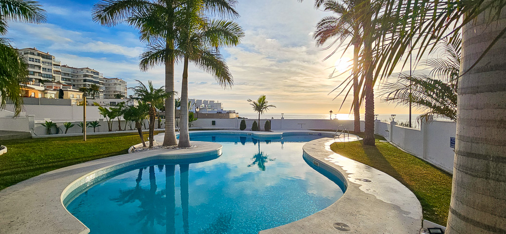 Nuevo complejo de apartamentos con vistas al mar en segunda linea de playa