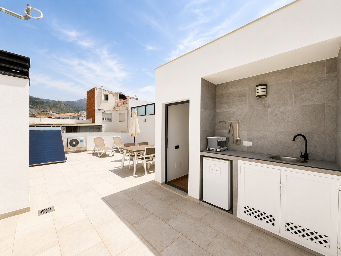 Hus med pool i centrum af Nerja