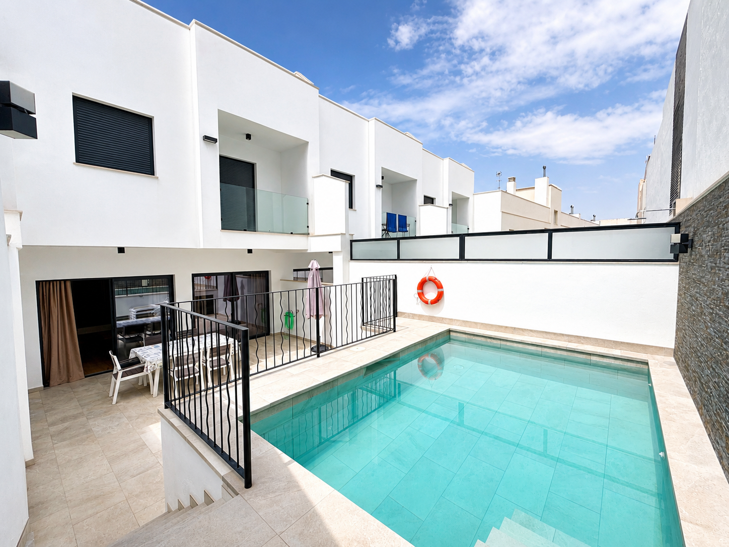 Hus med pool i centrum af Nerja
