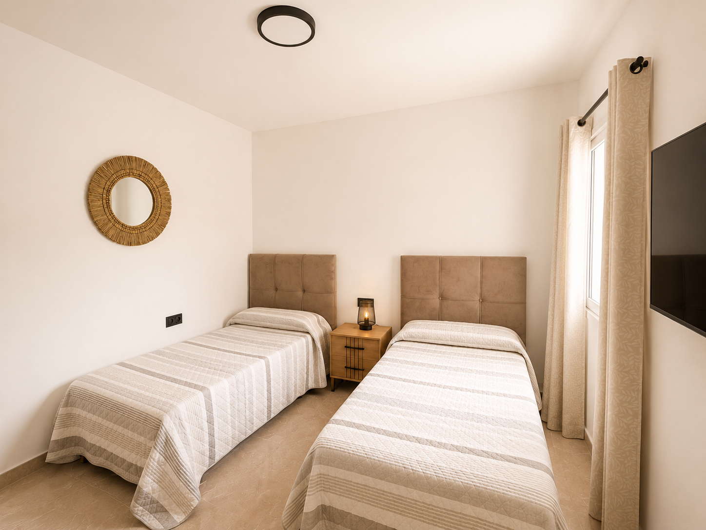 Fritliggende villa med pool til leje i Nerja