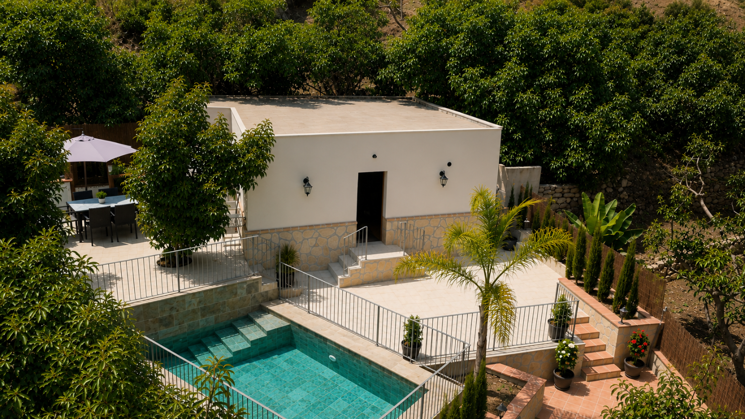 Fritliggende villa med pool til leje i Nerja