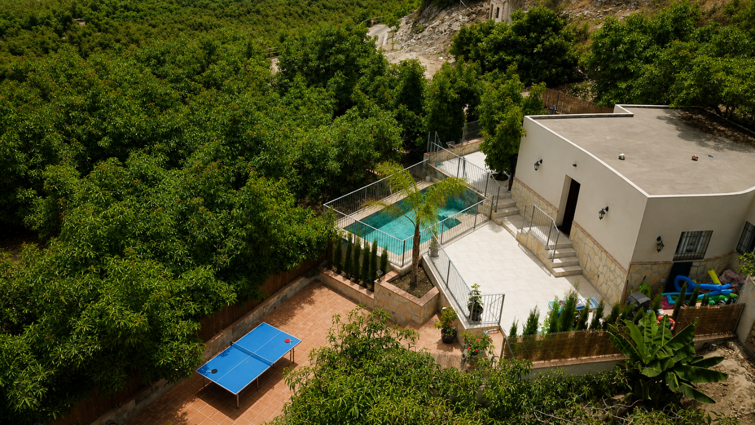 Fritliggende villa med pool til leje i Nerja