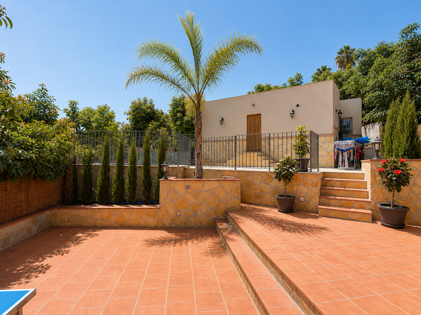 Fritliggende villa med pool til leje i Nerja
