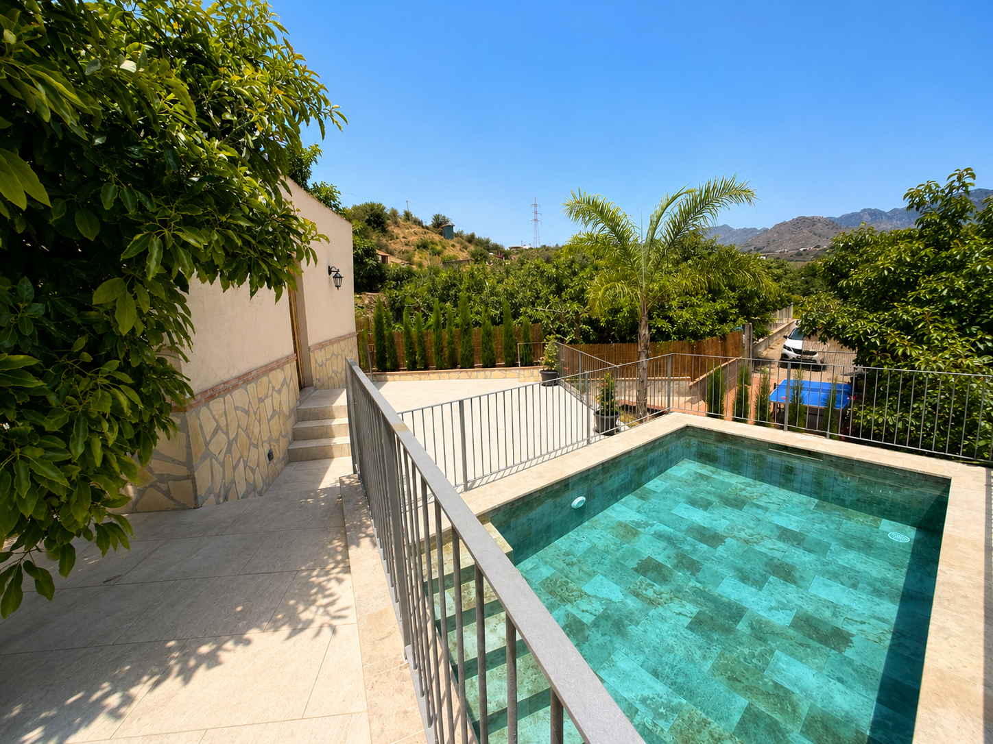 Fritliggende villa med pool til leje i Nerja
