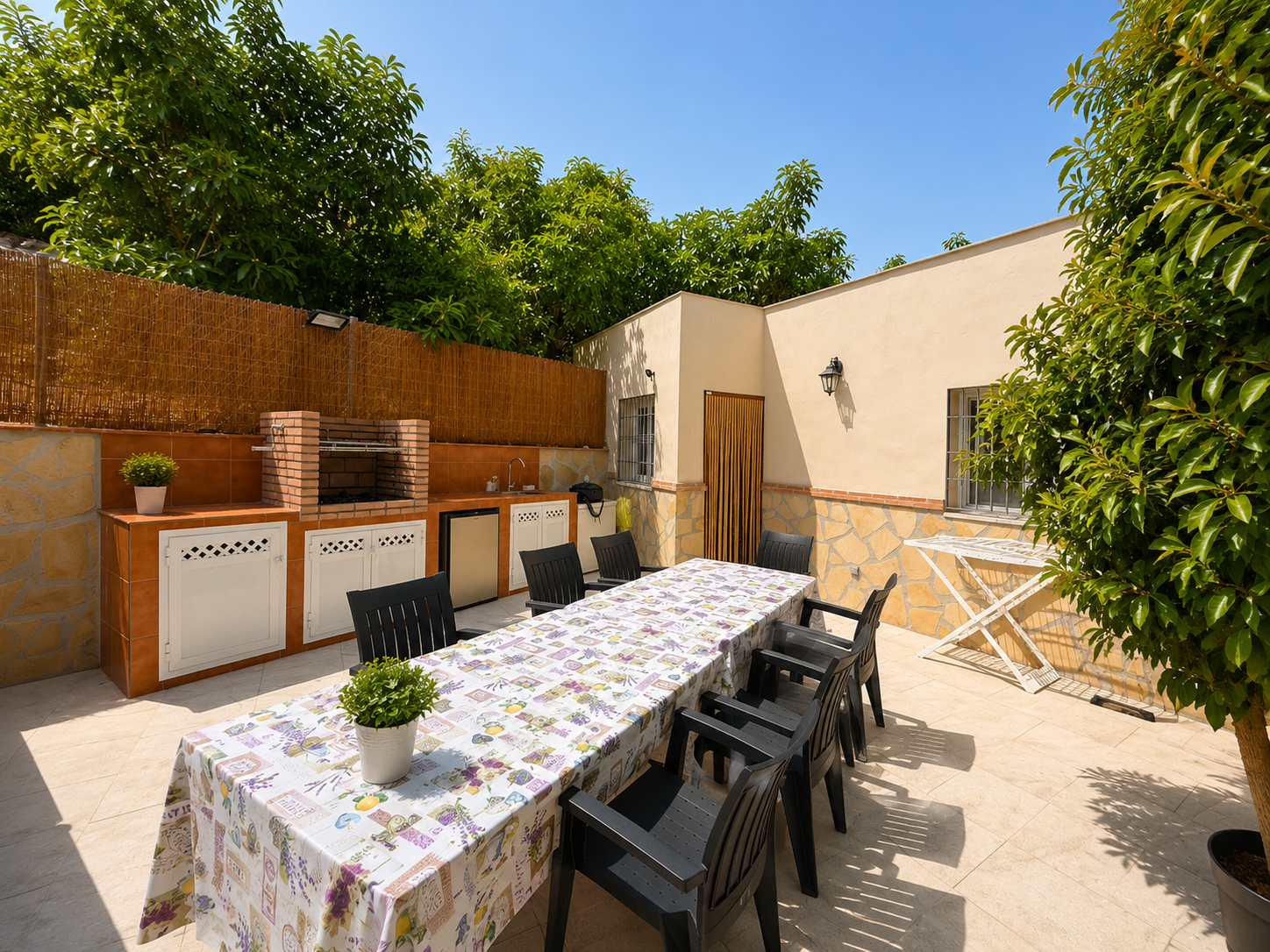 Fritliggende villa med pool til leje i Nerja