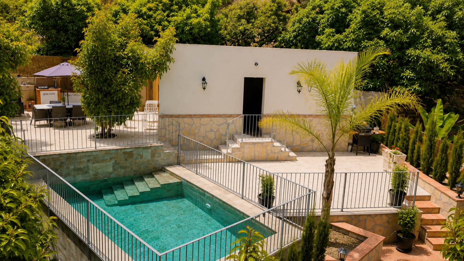 Fritliggende villa med pool til leje i Nerja