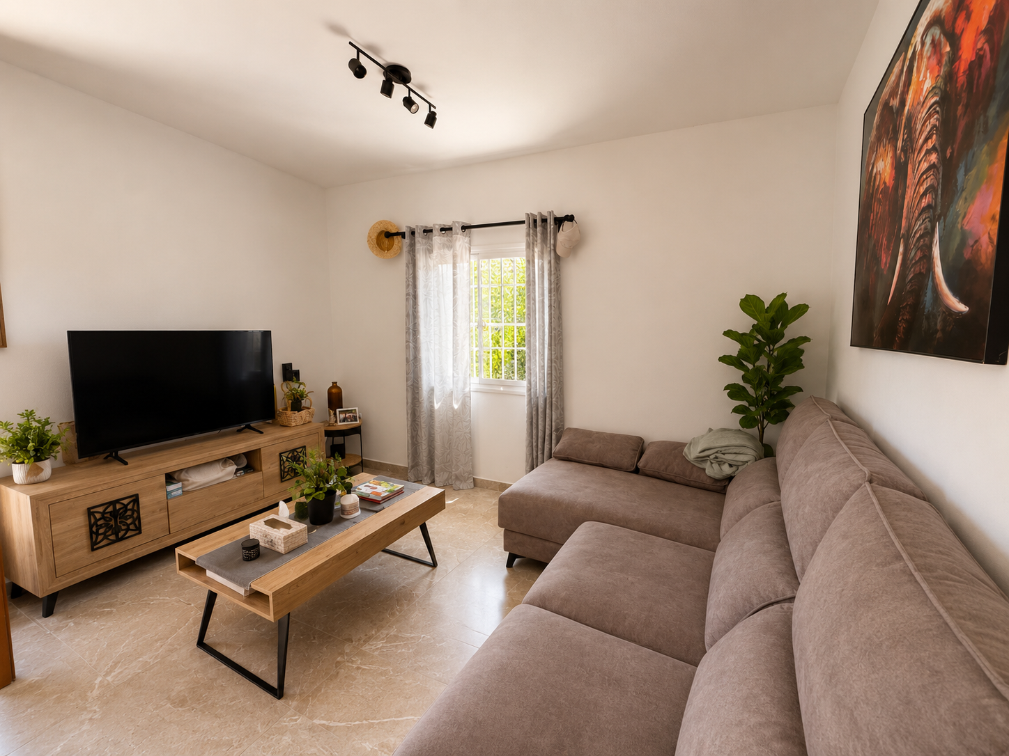 Fritliggende villa med pool til leje i Nerja