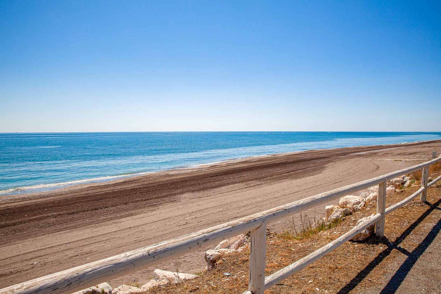 Atico con enorme terraza con increibles vistas al mar en en venta en torrox costa