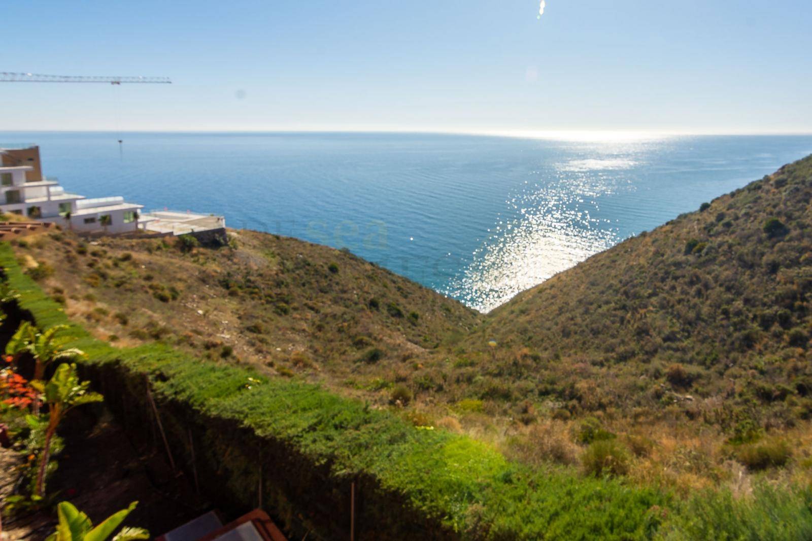 Huis te koop in Nerja met een ongelooflijk uitzicht op zee, zwembad en privégarage