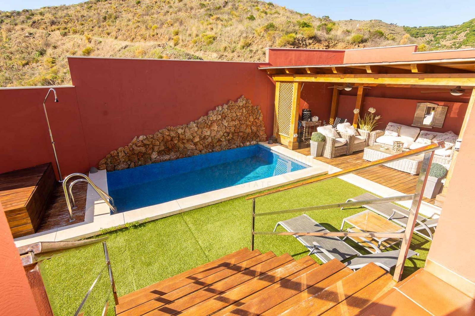 Casa en venta en Nerja con increíbles vistas al mar, piscina y garaje privado